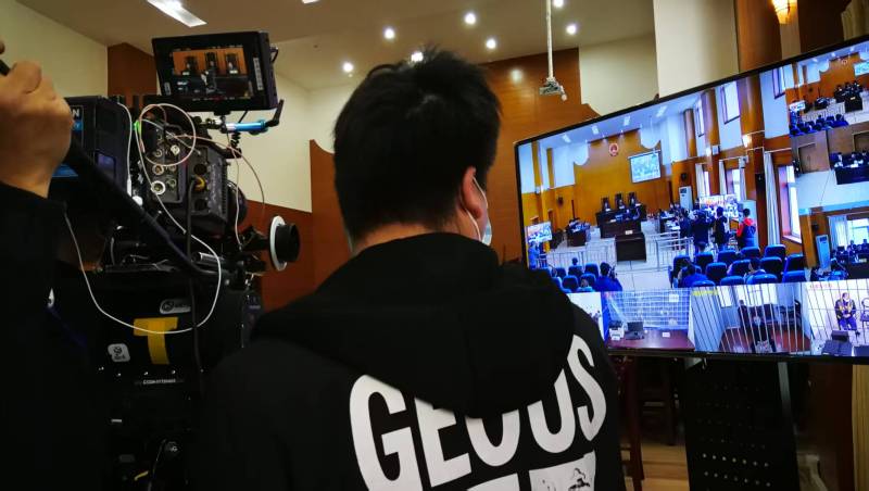 AI生成VS人工创意——新沂市广告片拍摄公司的技术浪漫主义实践